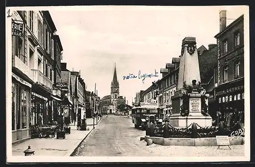 AK Livarot, Monument aux Morts et rue Maréchal Foch