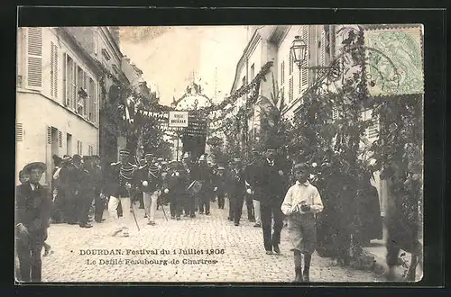 AK Dourdan, Le Defile Feaubourg de Chartres