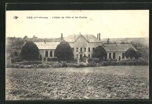 AK Vicq, L'Hotel de Ville et les Ecoles