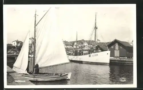 AK Mollösund, Hafenansicht mit Segelboot