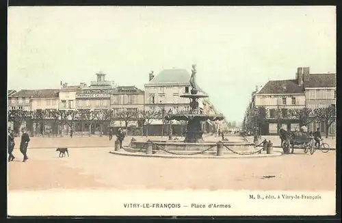 AK Vitry-le-Francois, Place d`Armes, Ortspartie grosser Platz mit Passanten
