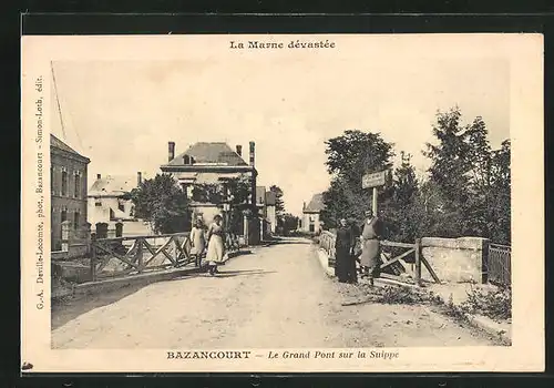 AK Bazancourt, Le Grand Pont sur la Suippe, Strassenpartie mit Brücke