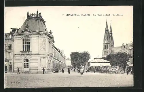 AK Châlons-sur-Marne, La Place Godart le Musée, Ortspartie mit Museum und Passanten