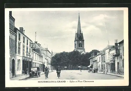 AK Moumelon-le-Grand, Eglise et Place Clemenceau, Ortspartie mit Kirche und Passanten