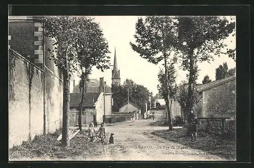 AK Mourmelon-le-Grand, La Rue de l`Eglise, Strassenpartie mit Passanten und Kirche