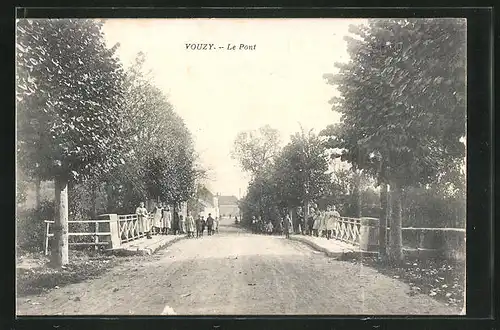 AK Vouzy, Le Pont, Ortspartie mit Brücke und Passanten