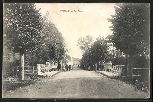 AK Vouzy, le Pont, Ortspartie mit Brücke und Passanten