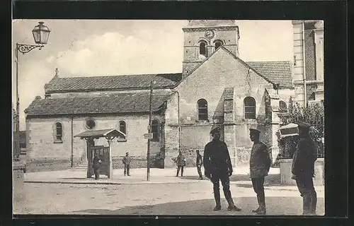 AK unbekannter Ort, Strassenpartie mit Passanten und Kirche