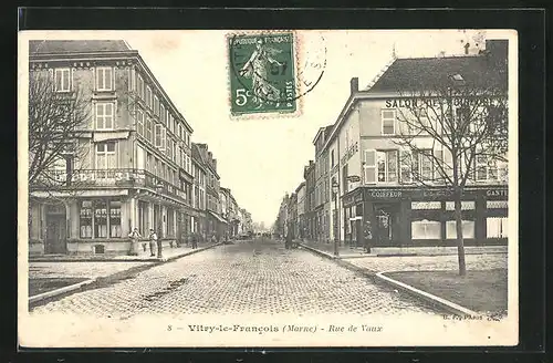 AK Vitry-le-Francois, Rue de Vaux, Strassenpartie mit Passanten