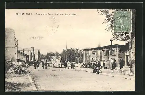 AK Betheniville, Rue de la Gare, Mairie et les Ecoles