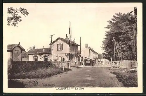 AK Dordives, La Gare, Bahnhof