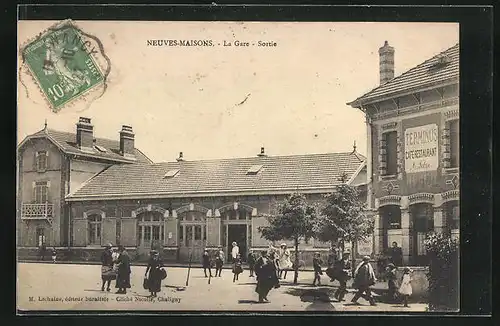 AK Neuves-Maison, La Gare - Sortie