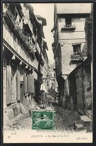AK Lisieux, La Rue de la Paix, Partie avec des vieilles maisons