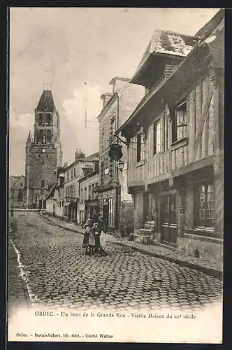 AK Orbec, Un bout de la Grande-Rue, Vieille Maison du XVe siècle