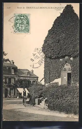 AK Cricquebœuf, Efeu bewachsene Fassade eines Hauses, Mann auf Fahrrad