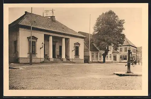 AK Neustadt, Rathaus am Marktplatz mit Strassenbrunnen