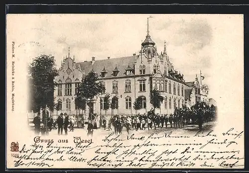 AK Wesel, Kreishaus mit Militärparade und Publikum