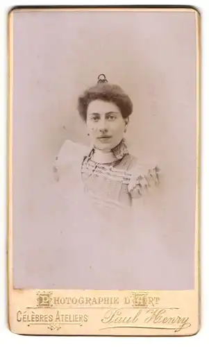 Fotografie Paul Henry, St-Dizier, Rue de Joinville 3, Dame in hellem Rüschenkleid mit leichtem Lächeln und Haarschmuck