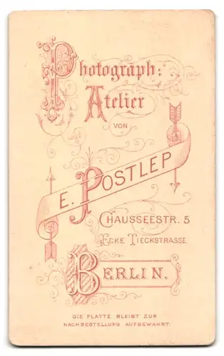 Fotografie E. Postlep, Berlin, Chausseestr. 5, Ältere Dame in schwarzem langen Kleid mit weissen Rüschen und Schleife