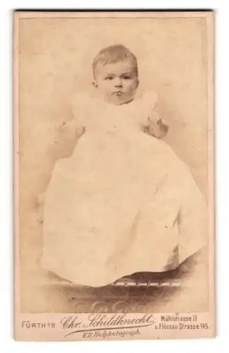 Fotografie Christoph Schildknecht, Fürth, Mühlstr. 11, Niedliches Baby in weissem Kleid mit leicht erschrockenem Blick