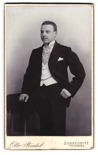 Fotografie Otto Riedel, Schkeuditz, Junger Mann in elegantem schwarzen Anzug mit kurzen Haaren und rundem Gesicht