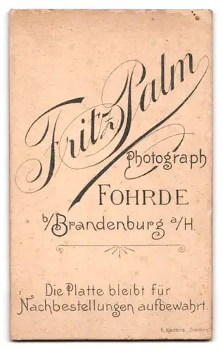 Fotografie Fritz Palm, Fohrde, Junge Dame mit hellem Haar in schwarzem Kleid und freundlichem Lächeln