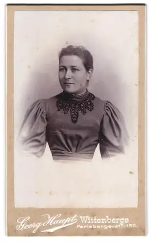 Fotografie Georg Haupt, Wittenberge, Perlebergerstr. 150, Junge Dame in tailliertem dunklen Kleid mit sanftem Lächeln