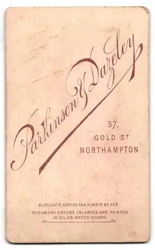 Fotografie Parkinson & Dazeley, Northampton, Gold St. 37, Junge Dame in schwarzer Jacke mit Blumenkorb und langen Haaren