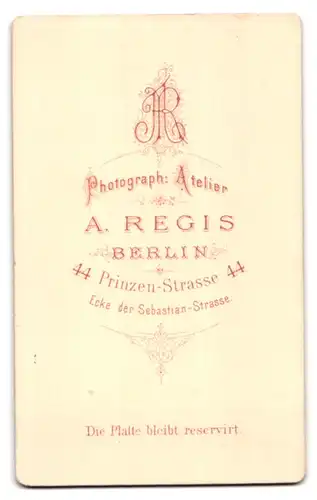 Fotografie A. Regis, Berlin, Prinzenstr. 44, Herr in dunklem Anzug mit Vollbart und ernstem Blick im Profil