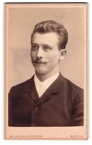 Fotografie Wilhelm Kersten, Berlin, Krausenstr. 40, Junger Mann mit gezwirbelten Schnurrbart und schönen Augen