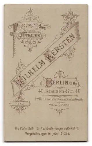 Fotografie Wilhelm Kersten, Berlin, Krausenstr. 40, Junger Mann mit gezwirbelten Schnurrbart und schönen Augen