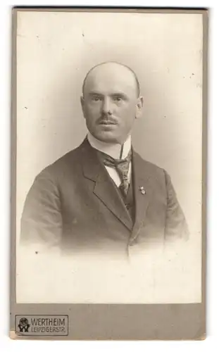 Fotografie Wertheim, Berlin, Leipzigerstr., Herr mit Glatze und Schnurrbart in Anzug und Krawatte