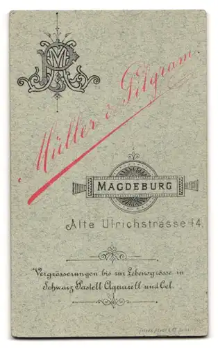 Fotografie Müller & Pilgram, Magdeburg, Alte Ulrichstr. 14, Junge hübsche Frau in Kleid mit Schleife und Brosche