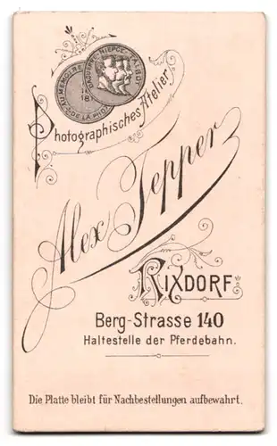 Fotografie Alex Tepper, Rixdorf, Bergstr. 140, Niedliches Kleinkind in weissem Kleid mit langem Pony und Blume