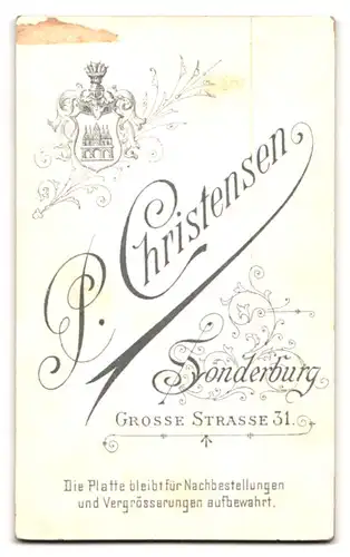 Fotografie P. Christensen, Sonderburg, Grosse Strasse 31, Niedliches Baby in weissem Kleid mit grossen Ohren und Lächeln