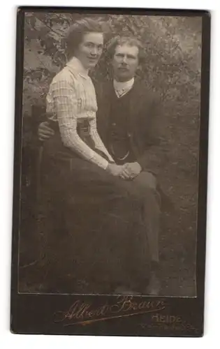 Fotografie Albert Braun, Heide i. Holst., Kleinheide 4, Junges Paar in eleganter Kleidung im Garten