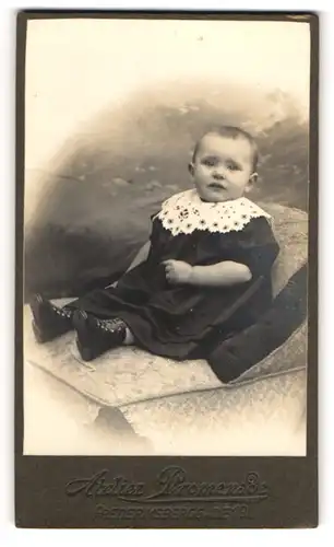 Fotografie Atelier Promenade, Frederiksberggade 19, Süsses Baby in schwarzem Kleid mit weissem Kragen