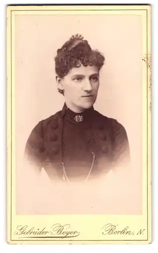 Fotografie Gebrüder Beyer, Berlin, Schönhauser Allee 6, Junge Dame mit schwarzen Locken und ernstem Blick