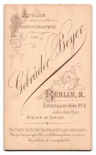 Fotografie Gebrüder Beyer, Berlin, Schönhauser Allee 6, Junge Dame mit schwarzen Locken und ernstem Blick