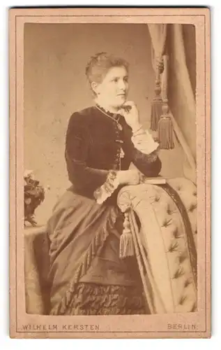 Fotografie Wilhelm Kersten, Berlin, Krausen-Str. 40, Junge Dame in schwarzem Blusenkleid mit Halskette und Buch
