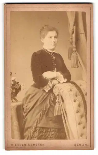 Fotografie Wilhelm Kerste, Berlin, Krausen-Str. 40, Junge Dame mit Halskette und Hochsteckfrisur im Kleid