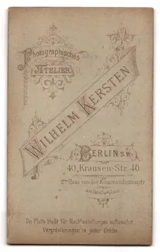 Fotografie Wilhelm Kerste, Berlin, Krausen-Str. 40, Junge Dame mit Halskette und Hochsteckfrisur im Kleid