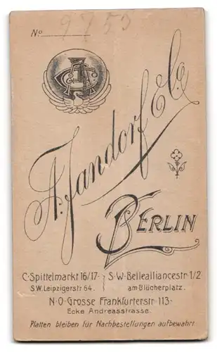Fotografie A. Jandorf & Co, Berlin, Spittelmarkt 16, Junge Dame in weissem Kleid mit schwarzer Jacke und breiter Schleife
