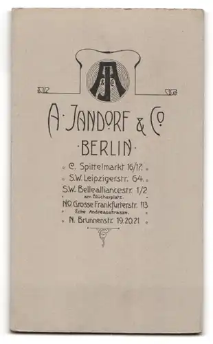 Fotografie A. Jandorf & Co, Berlin, Spittelmarkt 16, Dame in schwarzem Kleid mit Hochsteckfrisur und ernstem Blick