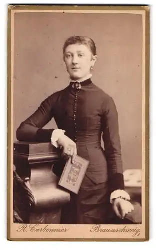 Fotografie R. Carbonnier, Braunschweig, Hintern Brüdern 36, Junge schlanke Dame in schwarzem Kleid mit leichtem Lächeln