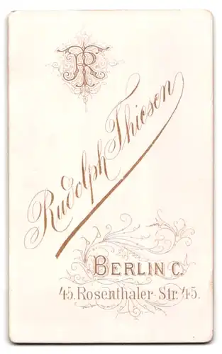 Fotografie Rudolph Thiesen, Berlin, Rosenthaler Str. 45, Dame mit Hochsteckfrisur und Brosche in schwarzem Kleid