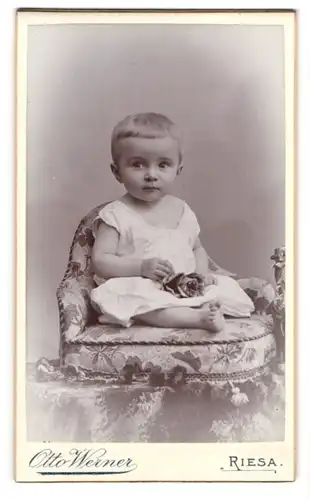 Fotografie Otto Werner, Riesa, Kastanienstr. 81, Süsses kleines Mädchen im weissen Kleid und mit neugierigem Blick