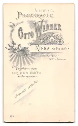 Fotografie Otto Werner, Riesa, Kastanienstr. 81, Süsses kleines Mädchen im weissen Kleid und mit neugierigem Blick