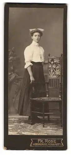 Fotografie Fr. Rose, Wernigerode, Nicolaiplatz 1, Attraktive junge Frau mit Schleife im Haar und ernstem Blick