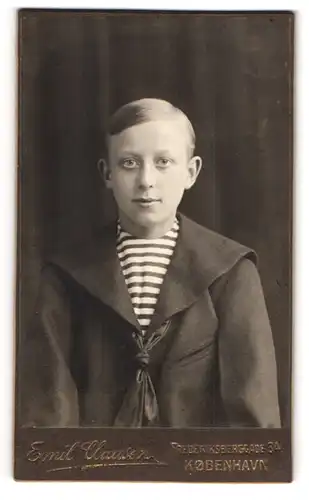 Fotografie Emil Clausen, Kobenhavn, Frederiksberggade 34, Hübscher Junge mit Seitenscheitel und Streifenshirt